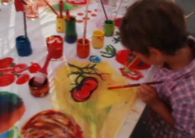 Enfant en train de perdre une tomate | Atelier du passant à Soueich (2012)